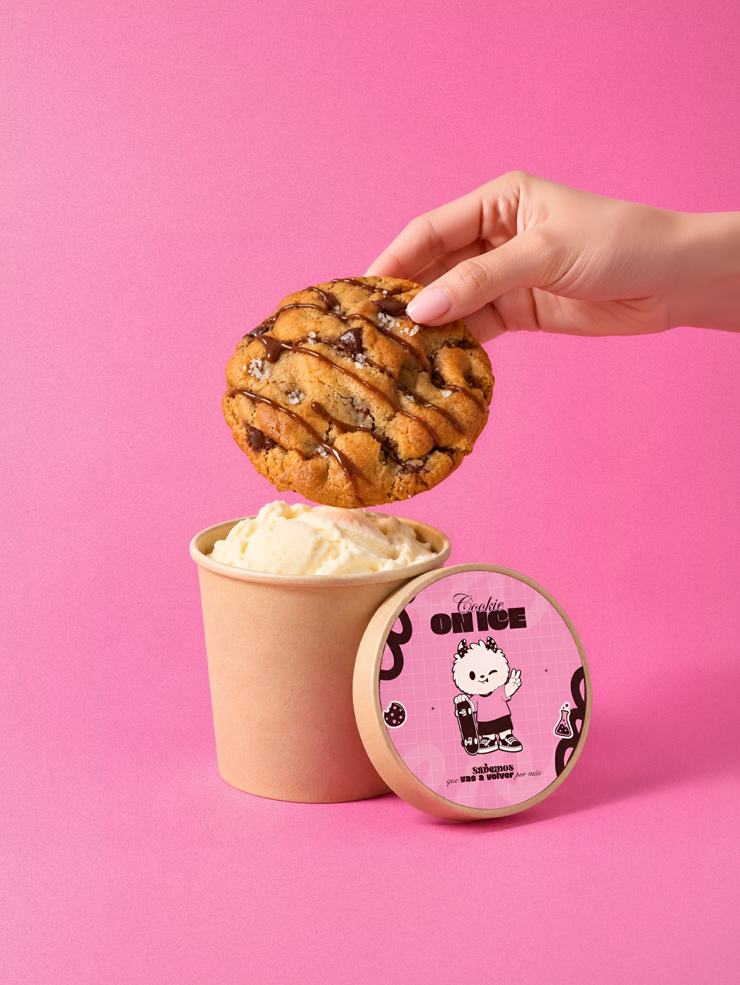Cookie sobre helado en vaso Crunchie, con fondo rosa